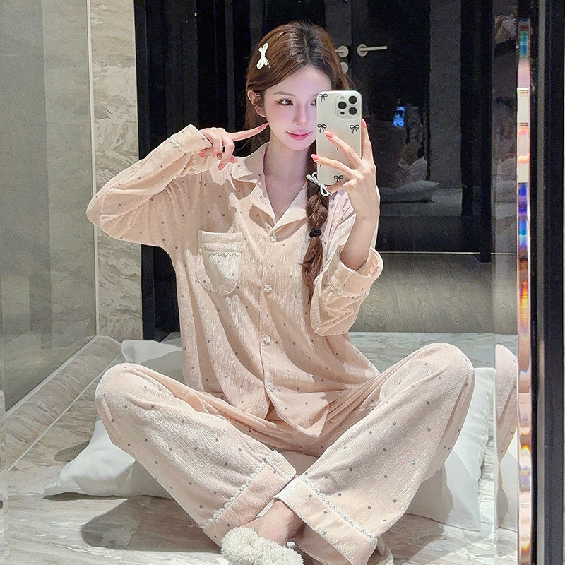 Vernis velvet loungewear, featuring a collared cardigan that can be worn as outerwear, a warm set, and a French-style, luxurious velvet pajama set for women Vernis velvet loungewear, featuring a collared cardigan that can be worn as outerwear, a warm set, and a French-style, luxurious velvet pajama set for women