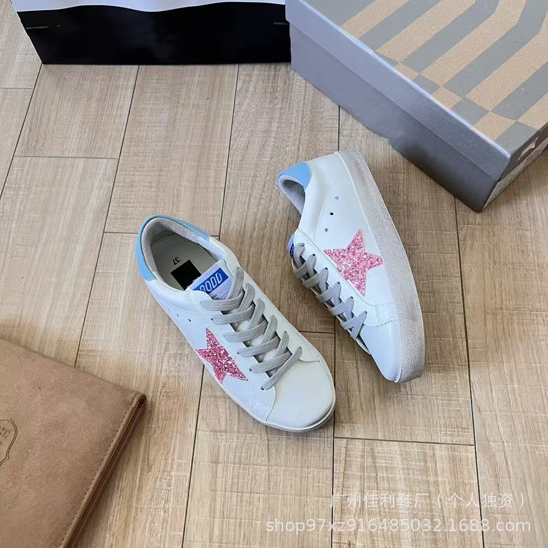Las estrellas de alta versión hacen viejos pequeños zapatos sucios mujeres 2025 nuevos zapatos blancos planos en el interior para aumentar los zapatos casuales de gran tamaño de la pareja