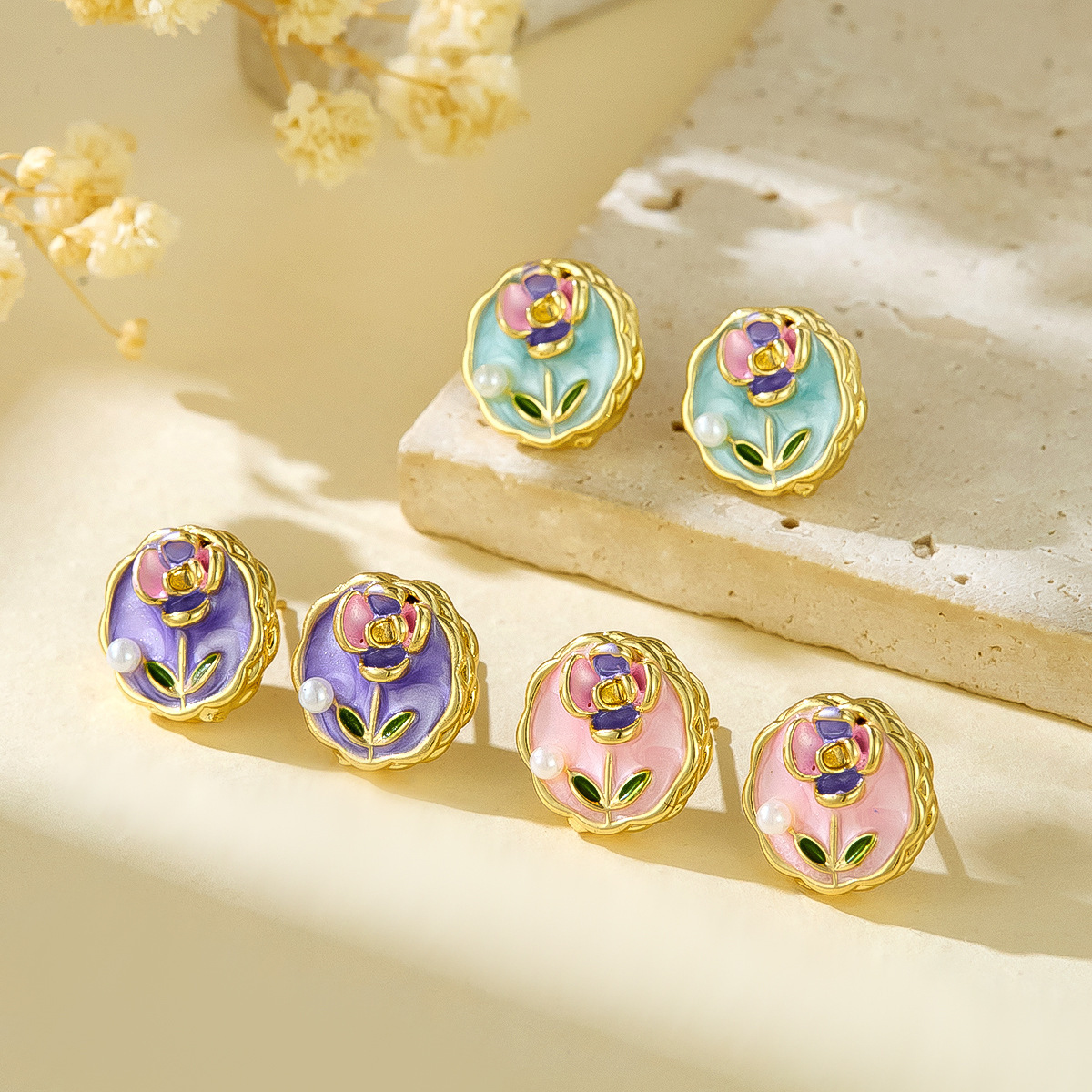 Nuevo estilo transfronterizo Pendientes de aceite de gota de perlas de imitación retro francés Pendientes de flores pintadas de alta calidad de esmalte de lujo ligero