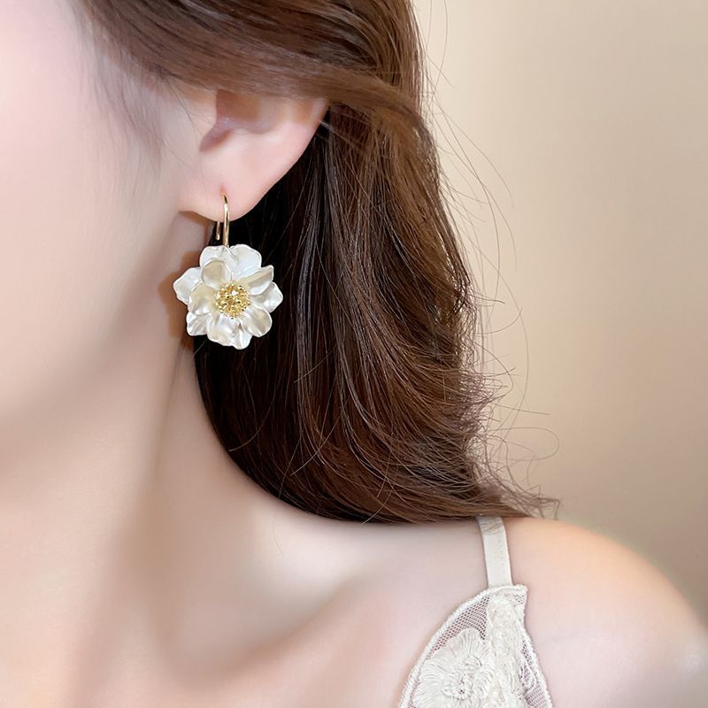 2025 nuevo aretes de flores de diseño femenino nicho ligero de lujo pendientes de auriculares ventas calientes explosión