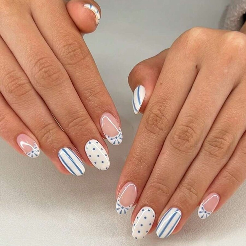 24 Pieces of Short Sweet and Cute Style Wearable Nails Cross-Border Nails Multi-Color Stripes Custard Background Glossy Push-On Fake Nails