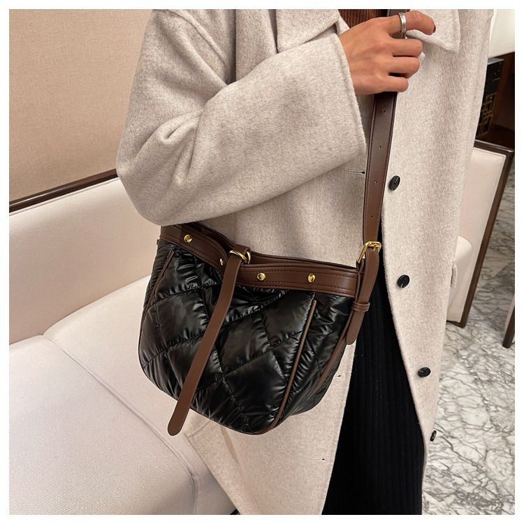 Fashion Pu Soft Leather Women's Bag Messenger Bag Solid Color Rhombus Shoulder Bag display picture 9