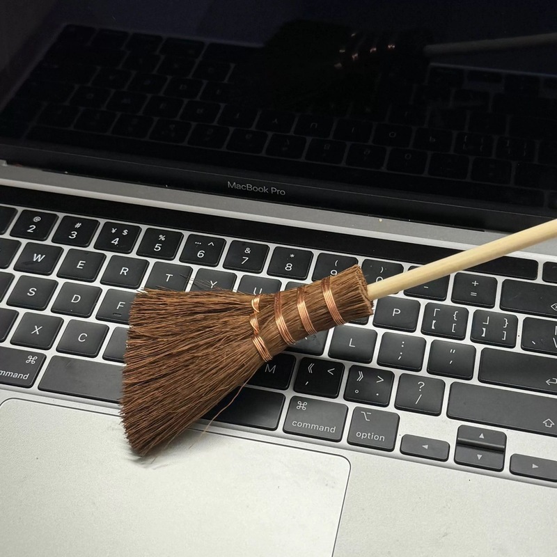 ミニほうきはキーボードブラシを小さく携帯しています。|undefined