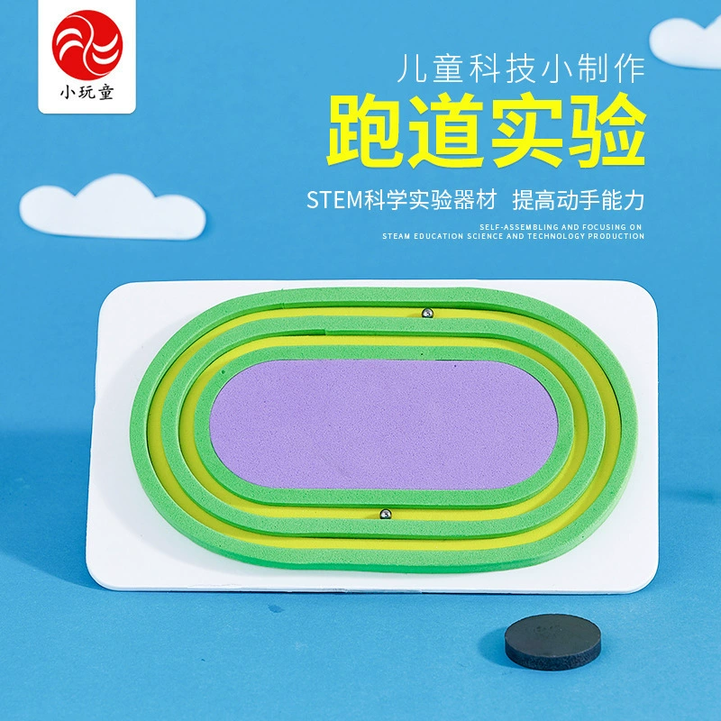 Ученики начальной школы науки и техники делают научные эксперименты с материалами для детей