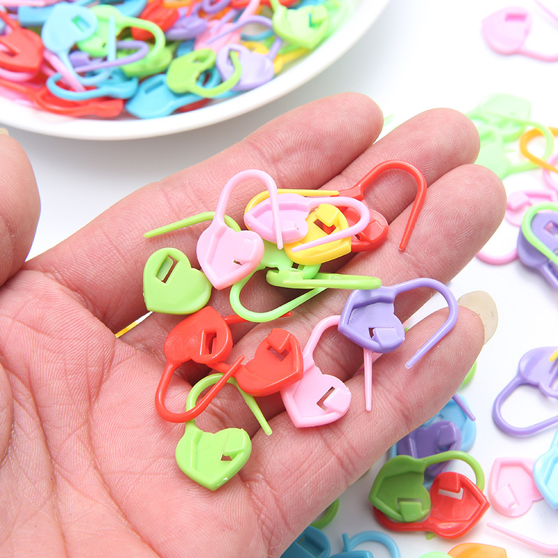 1000 herramientas de trenzado anti-desbloqueo amor de botón de plástico marca de pin contador de suéter