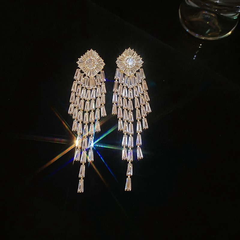Pendientes de borla de hojas de diamantes súper parpadeantes de plata Pendientes de temperamento de moda Pendientes de diseño de nicho femenino Lujo ligero y de alta gama