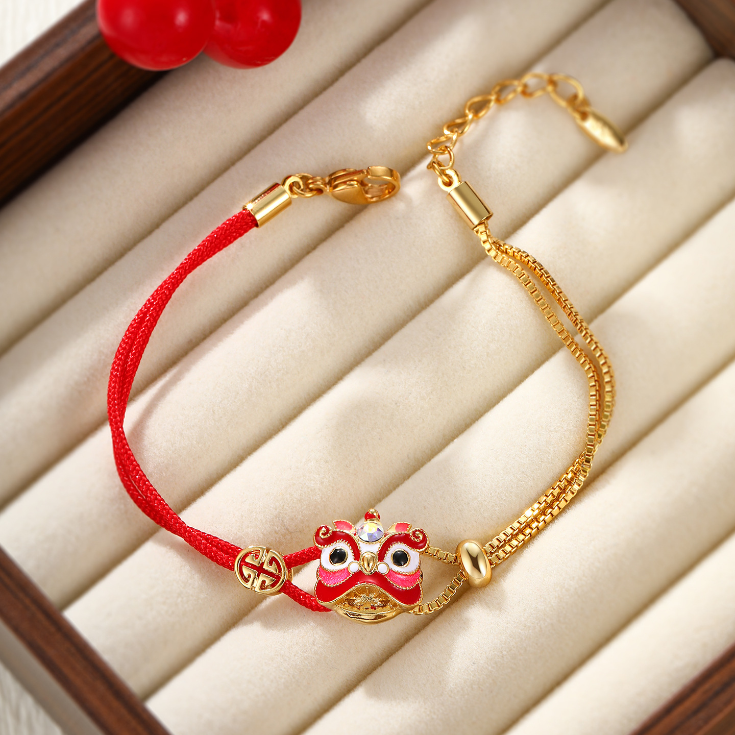 Xuping nueva serie de goteo de aceite despierta pulsera de león aleación de cobre chapado 24k estilo chino Año Nuevo joyería de cuerda roja