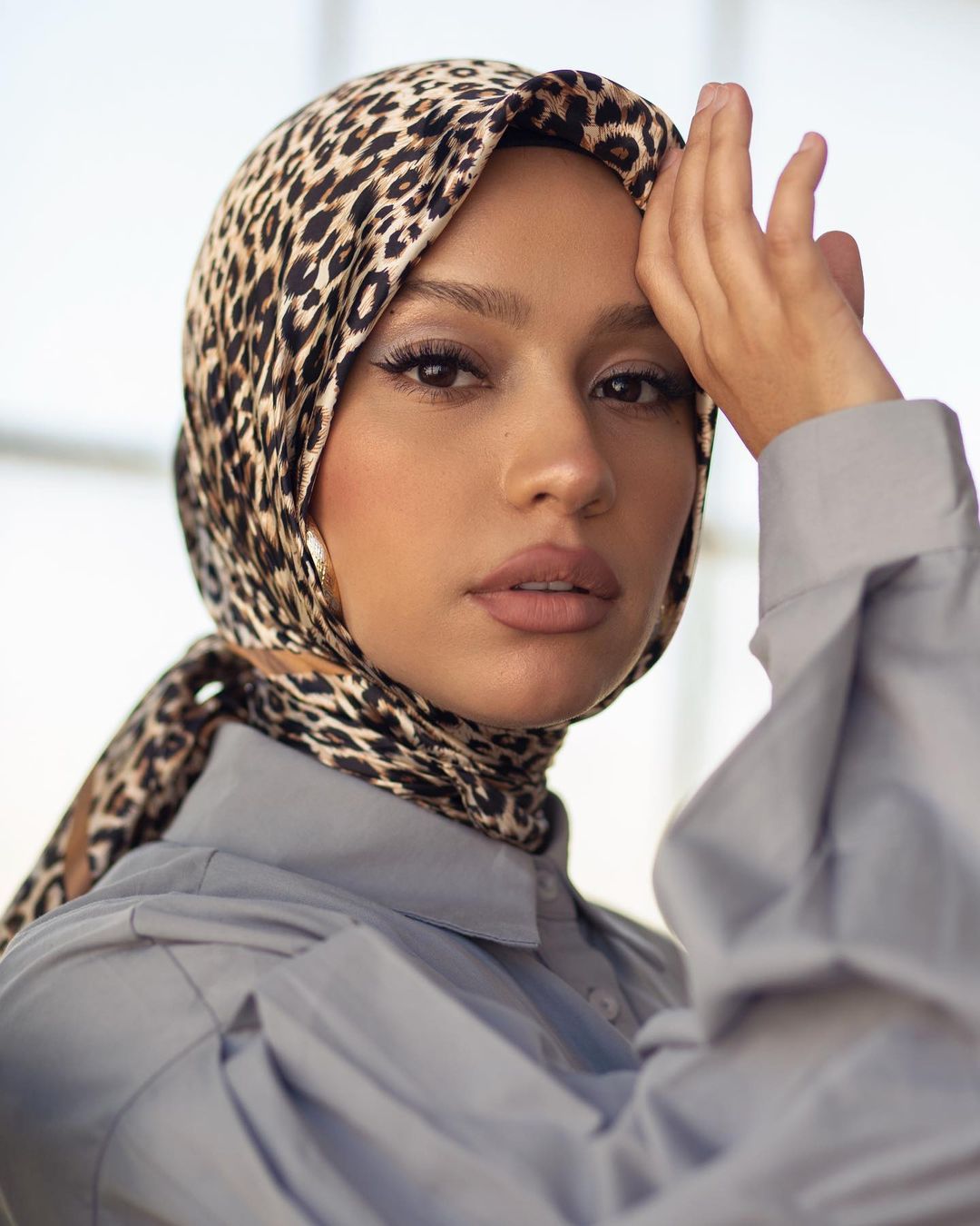 가벼운 커피 레오파드 무늬