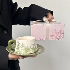 レトロな陶磁器の杯の皿の中で古風は親友の新婚の贈り物に返礼します。