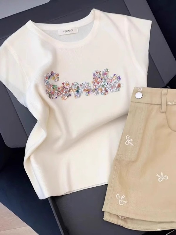 フレンチホワイトホットダイヤモンドスモールフライングスリーブニットアイスシルクショートトップ女性の夏のユニークで美しい半袖Tシャツ|undefined