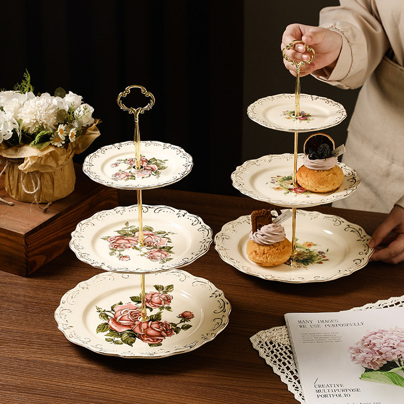 Relieve de la reina rosa europea de lujo ligero plato de pastel de cerámica de tres capas plato de frutas plato de dulces de bocadillos creativo