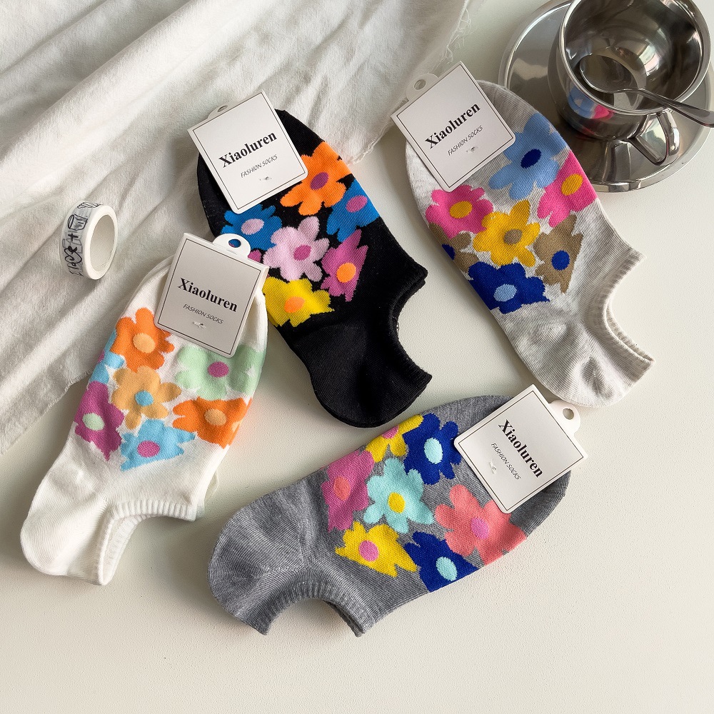 Korean style women's short socks with colorful floral graffiti, cute spring and summer style, youthful cotton short socks, low-cut socks, small flower socks.