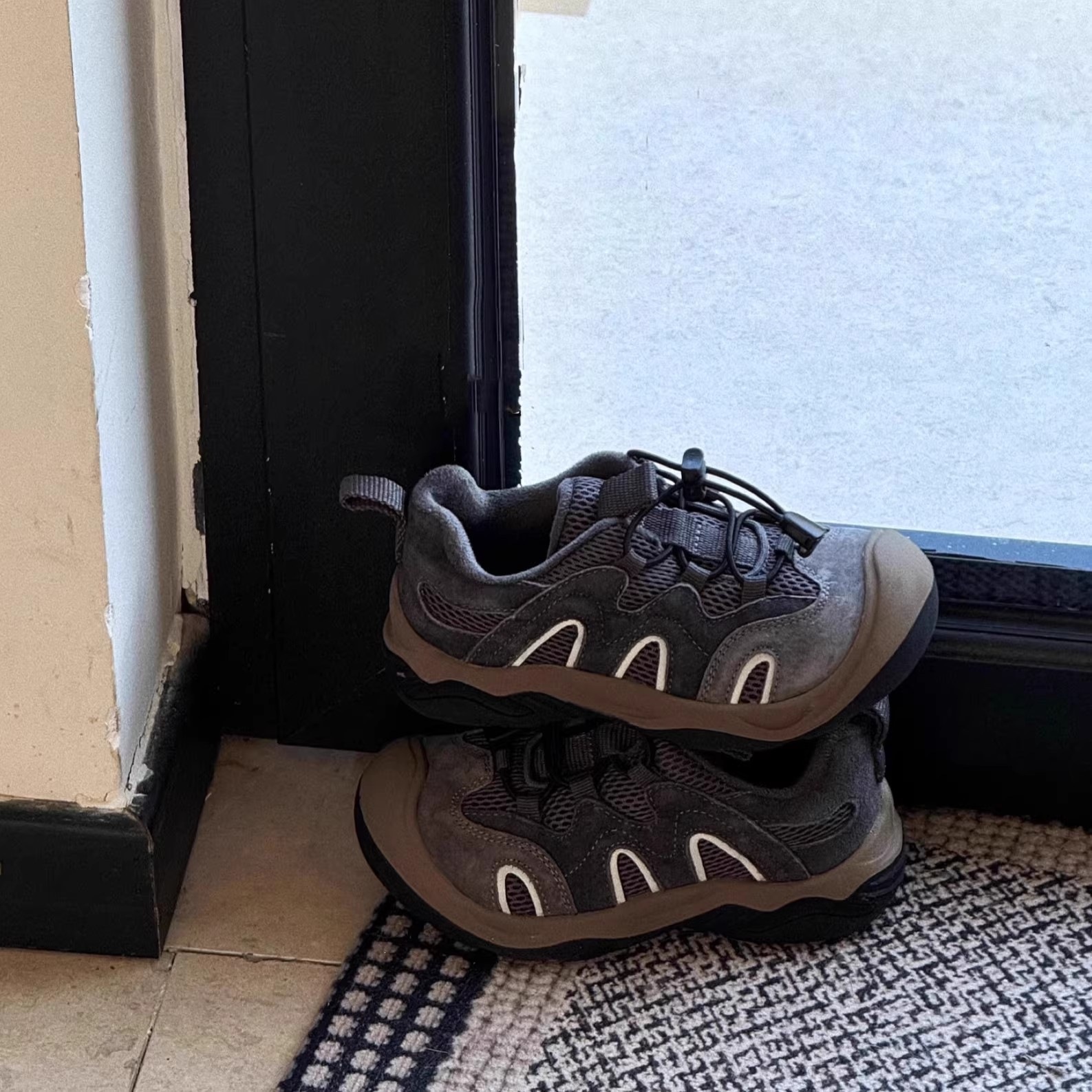 Neue Kinder-Outdoor-Freizeitschuhe für Jungen und Mädchen im Retro-Stil mit Used-Look, Forrest Gump-Motiven_voghion.com