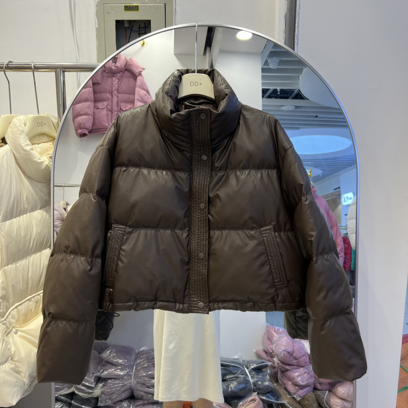 Korean Style PU Leather Down Jacket Women's Short 2024 Autumn and Winter New Vertical Collar Bread Clothing White Duck Down Jacket Thickened Winter Clothes Korean Style PU Leather Down Jacket Women's Short 2024 Autumn and Winter New Vertical Collar Bread Clothing White Duck Down Jacket Thickened Winter Clothes