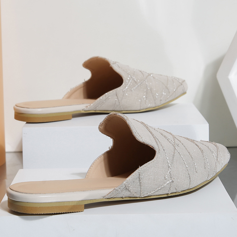 Damsandaler med bullhuvud och halvklackar bär en platt mullersko_voghion.com