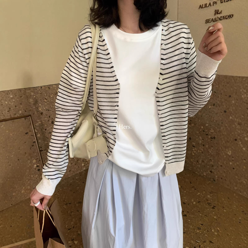 Hers a Touch of Sweetness: Spring/Summer Korean Style Simple Commuter Lightweight Sunscreen V-Neck Long Sleeve Knitted Sweater for Women 08116 Hers a Touch of Sweetness: Spring/Summer Korean Style Simple Commuter Lightweight Sunscreen V-Neck Long Sleeve Knitted Sweater for Women 08116