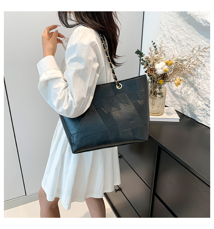 Women's Large Capacity Shoulder Tote Bag With Chain Detail_voghion.com