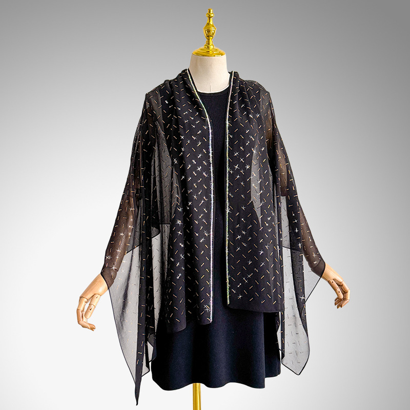 Écharpe longue et élégante en mousseline légère ornée de strass, idéale au quotidien. Collection été._voghion.com