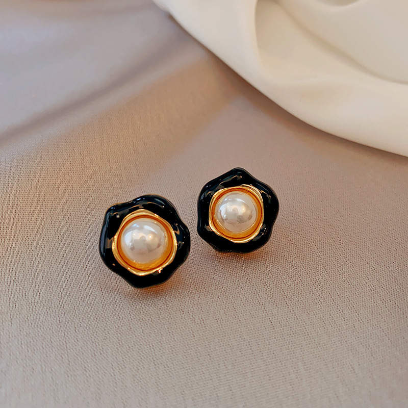 Pendientes geométricos con pliegues irregulares con cuentas de vidrio con aguja de plata Pendientes de alta calidad de temperamento negro Pendientes ligeros de lujo