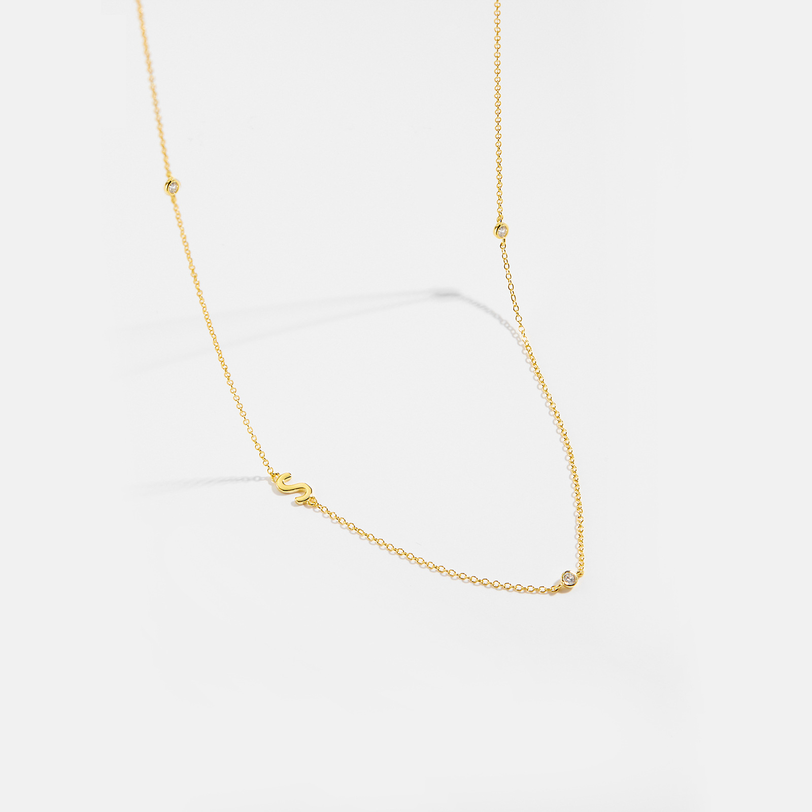 Collar con el alfabeto inglés de 26 letras para mujer, plata de ley S925, cadena de clavícula elegante y brillante, joyería nueva y popular en stock, venta al por mayor