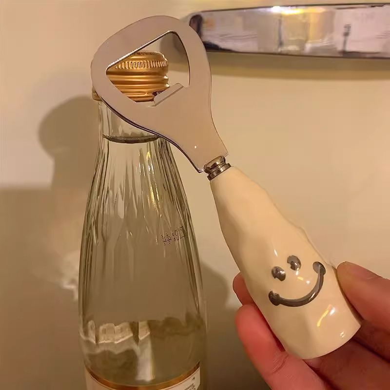 (2개) INS SMILEY FACE 고 가치 맥주 병따개 귀여운 와인 병 스크루 드라이버 홈 병따개 휴대용 스크류 캡 ZHAO ZHIWU