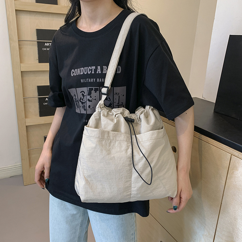 A stylish single-shoulder crossbody bag for 2024, a large-capacity casual commuting bag for classes, and a beautiful and fashionable underarm bag for women undefined