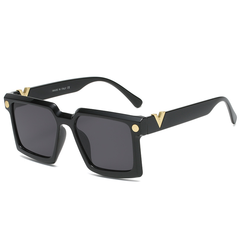 Retro fashionable square sunglasses