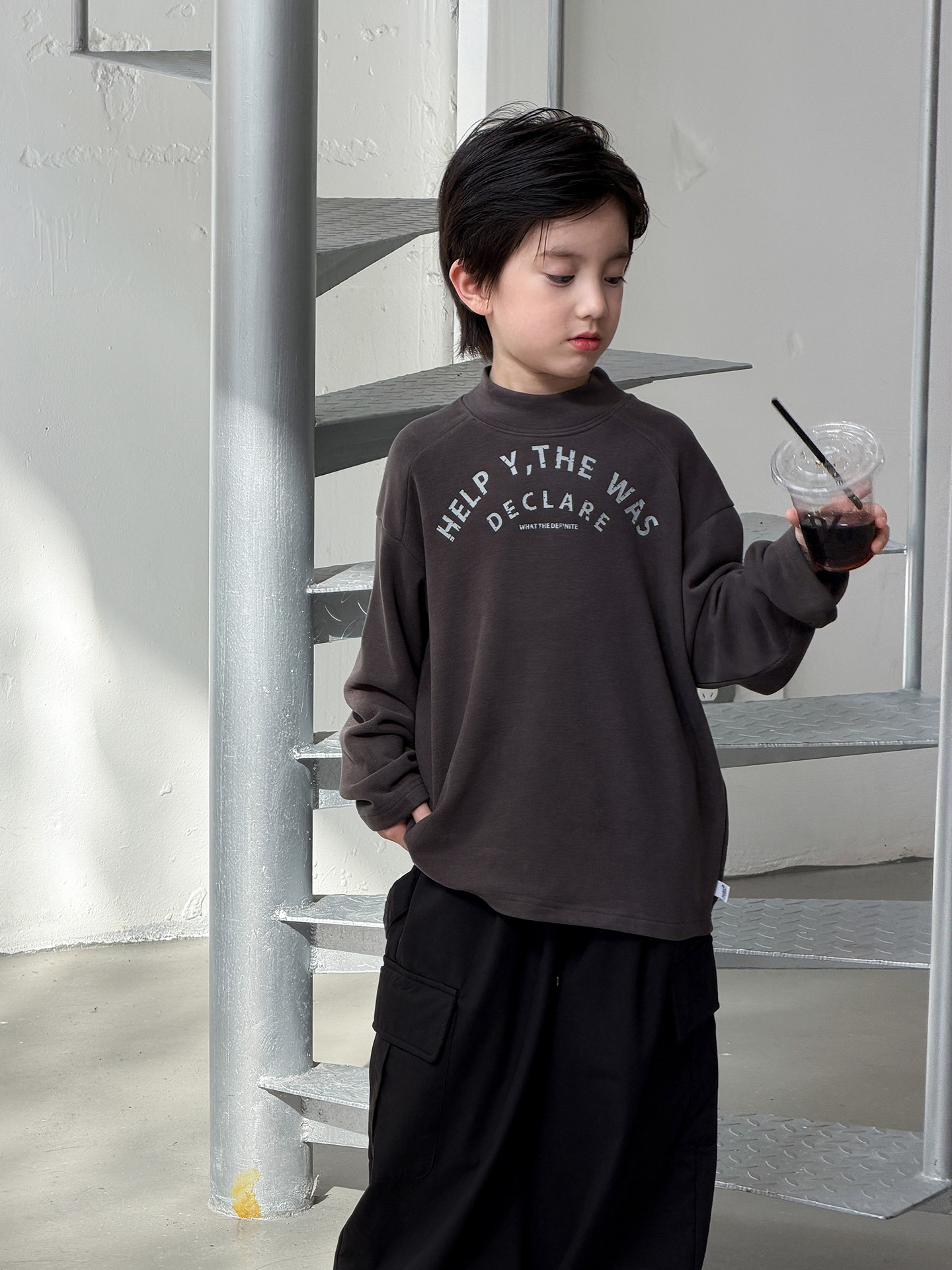 Niños con camisetas de camiseta de camiseta de camiseta de manga larga de invierno 2025 nuevos niños de tamaño mediano y grande camiseta de niño T