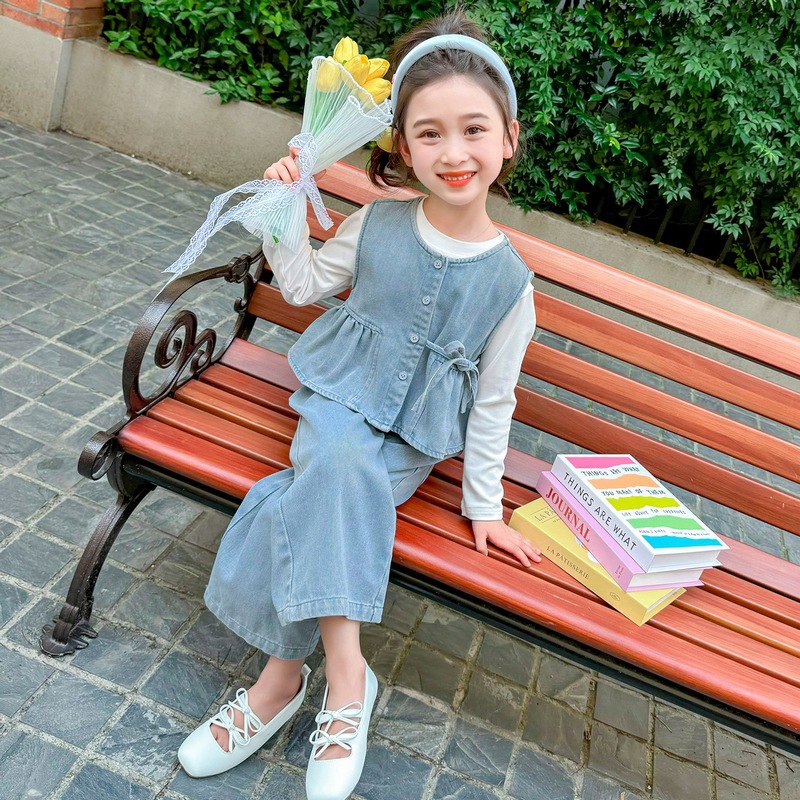 Conjunto casual para niñas de mezclilla con cordón, tres piezas – moda primavera-otoño 2024.