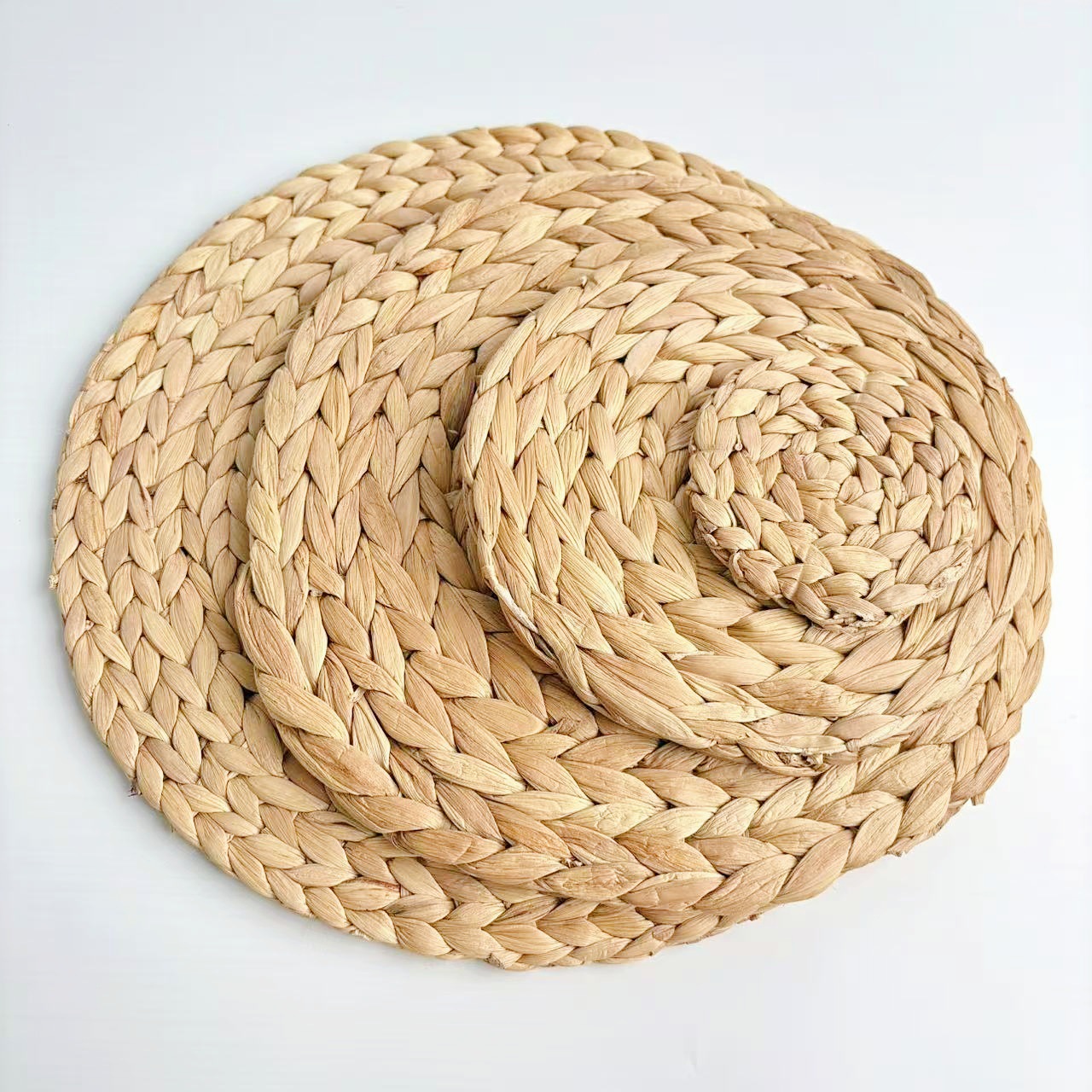 Fabricante Almohadilla de paja Almohadilla Tejida a mano de estilo japonés Almohadilla de decoración de mesa de comedor de aislamiento térmico antiescaldado de Vietnam