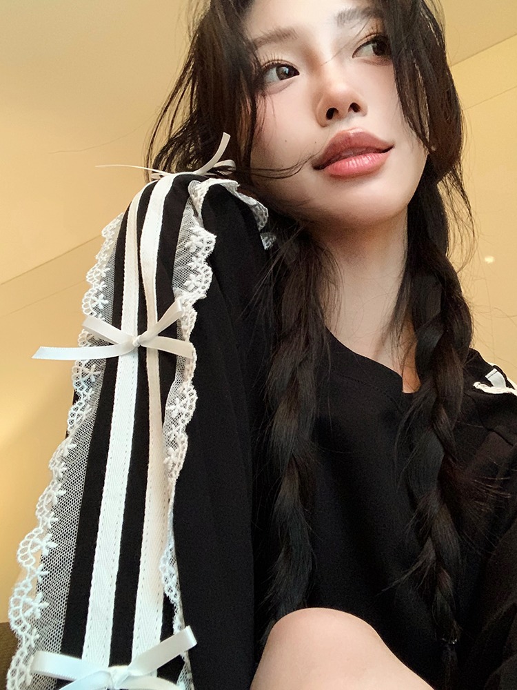 蝶結びの黒い長袖のゆったりしたtシャツの婦人服の秋のレースは韓国版の中の長い襟の百合の上着をつなぎ合わせます。