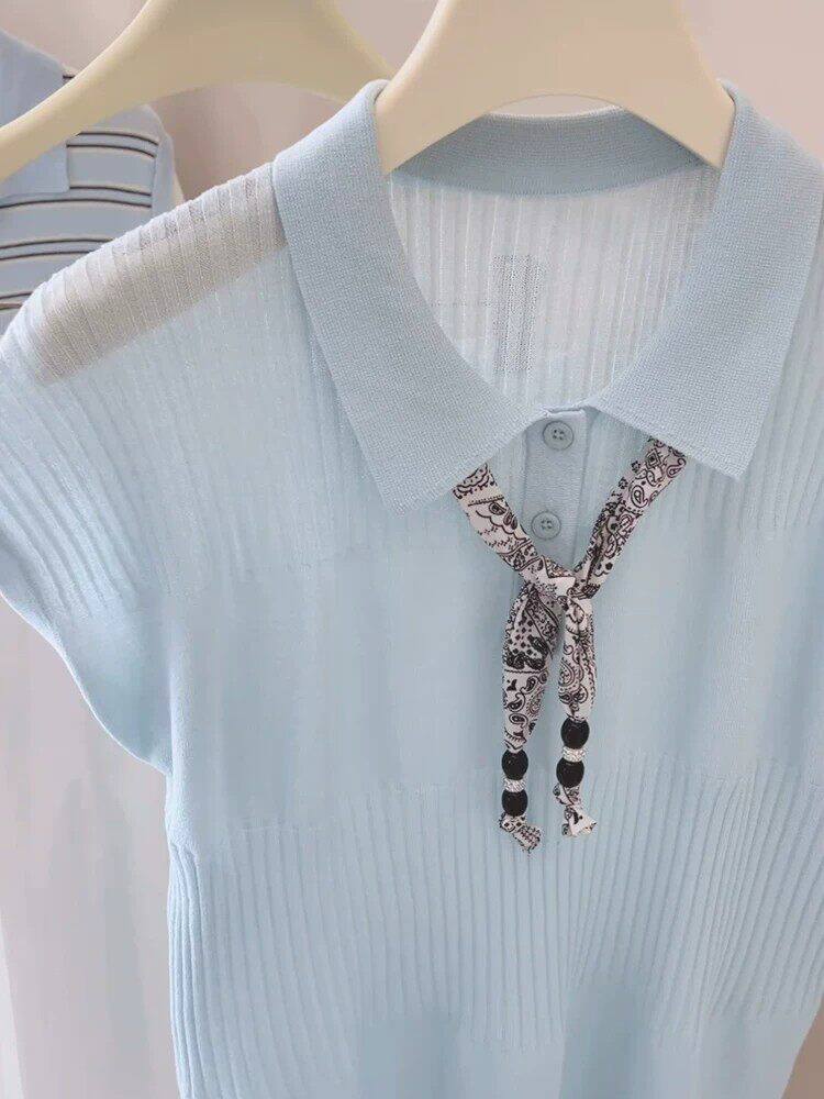 Áo thun nữ cổ Polo tay ngắn phối khăn lụa trang trí — xanh lam chi tiết 2