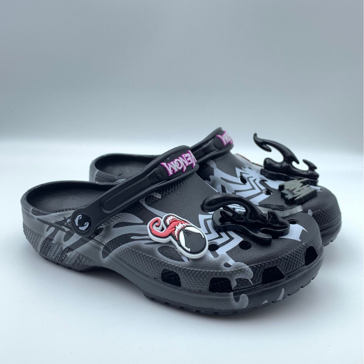 Nuevos zapatos de agujero de veneno, aliados de Marvel, sandalias al aire libre, zapatos de playa cómodos al aire libre, zapatillas casuales de bolsas al por mayor.