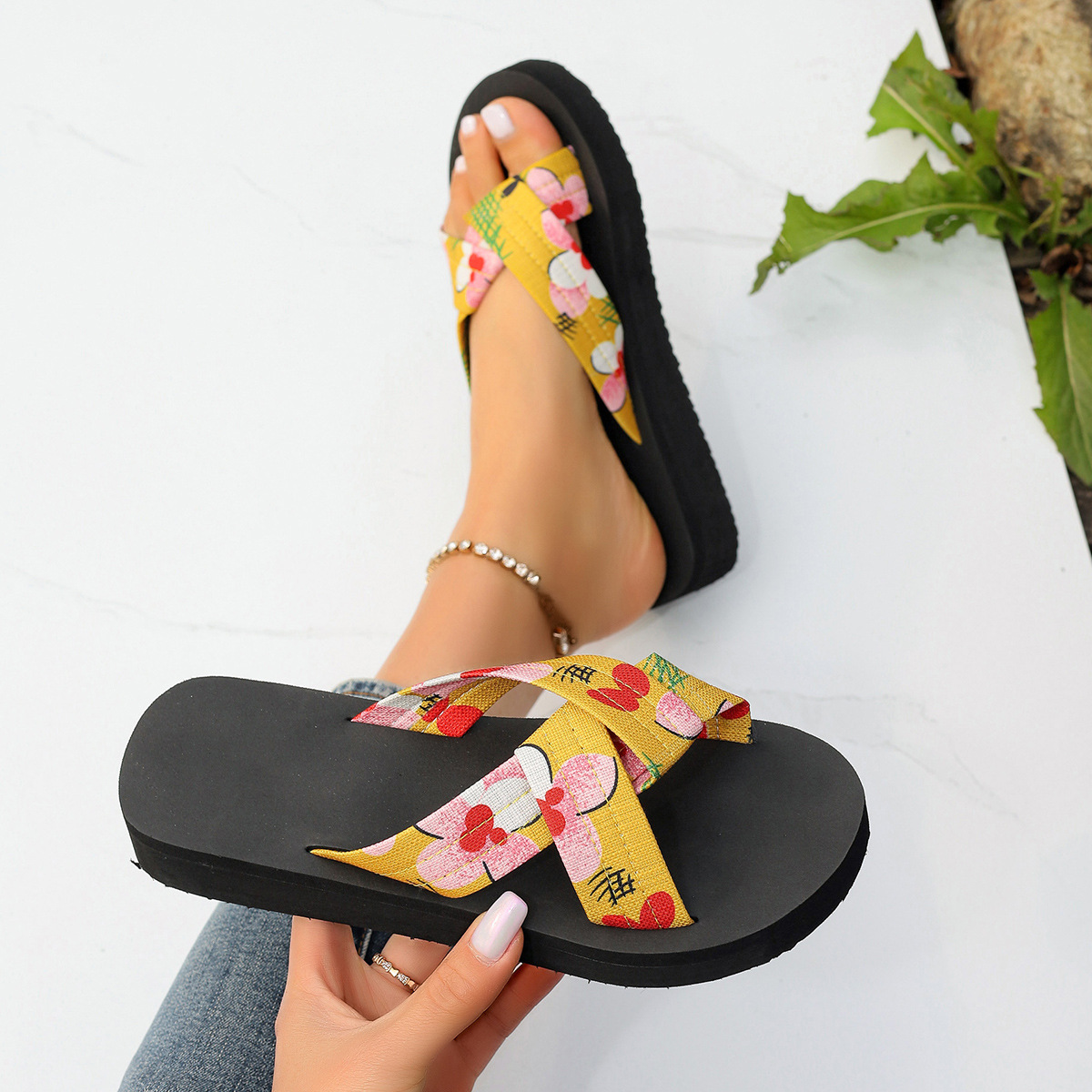 Las zapatillas de Flores rotas aumentan con el Fondo grueso, las mujeres usan cientos de estilos de moda y zapatillas frías con los pies fuera de la playa en verano.