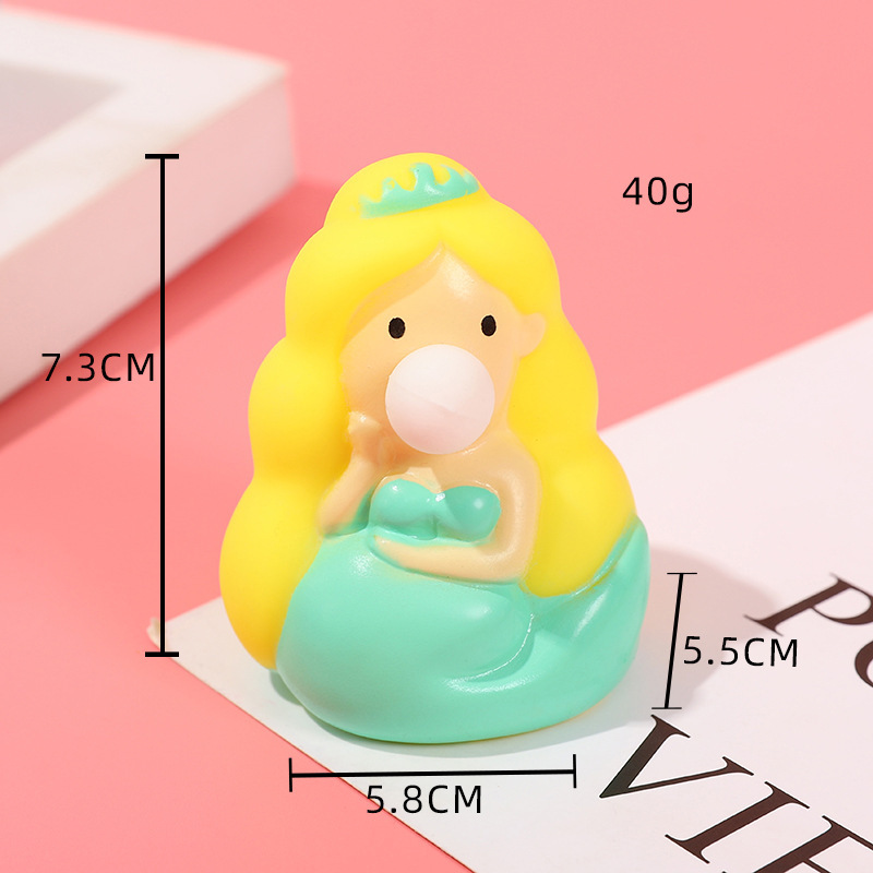 Juguete antiestrés de dibujos animados de niña apretando burbujas, juguete antiestrés de pequeño animal, gadget antiestrés de monstruo verde de Halloween.