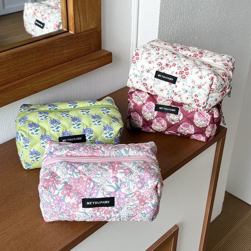 Quilted Cotton-Filled Floral Cosmetic Bag, Small Fresh Floral High-Value Large-Capacity Storage Bag, Convenient Travel Clutch Bag Quilted Cotton-Filled Floral Cosmetic Bag, Small Fresh Floral High-Value Large-Capacity Storage Bag, Convenient Travel Clutch Bag