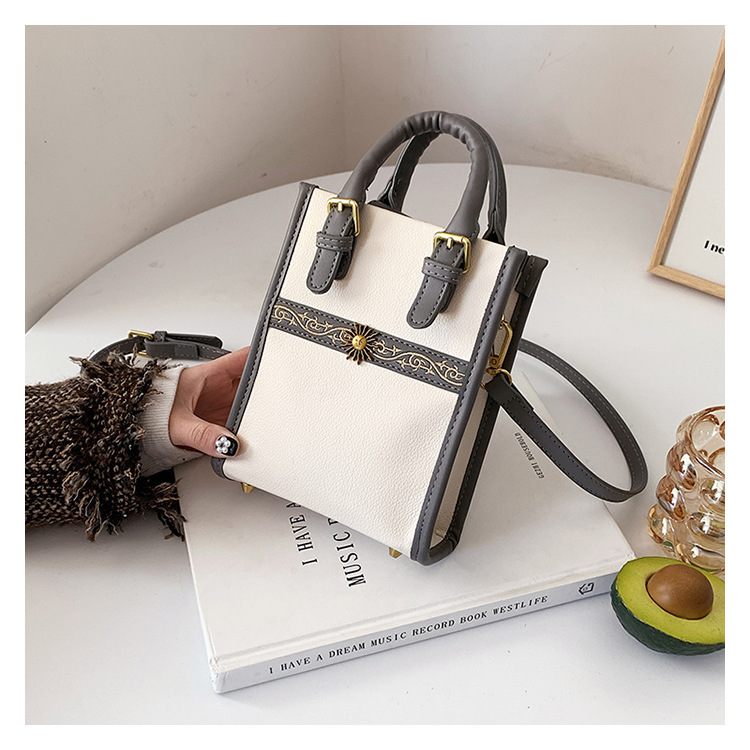 Women's Medium All Seasons Pu Leather Stripe Fashion Square Magnetic Buckle Square Bag display picture 6