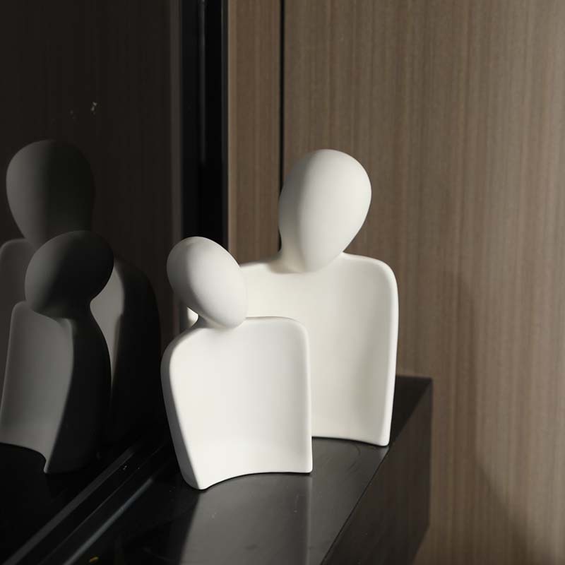 Decoración de pareja de cerámica moderna sala de estar figura creativa escultura TV vitrina decoración de entrada regalo de boda