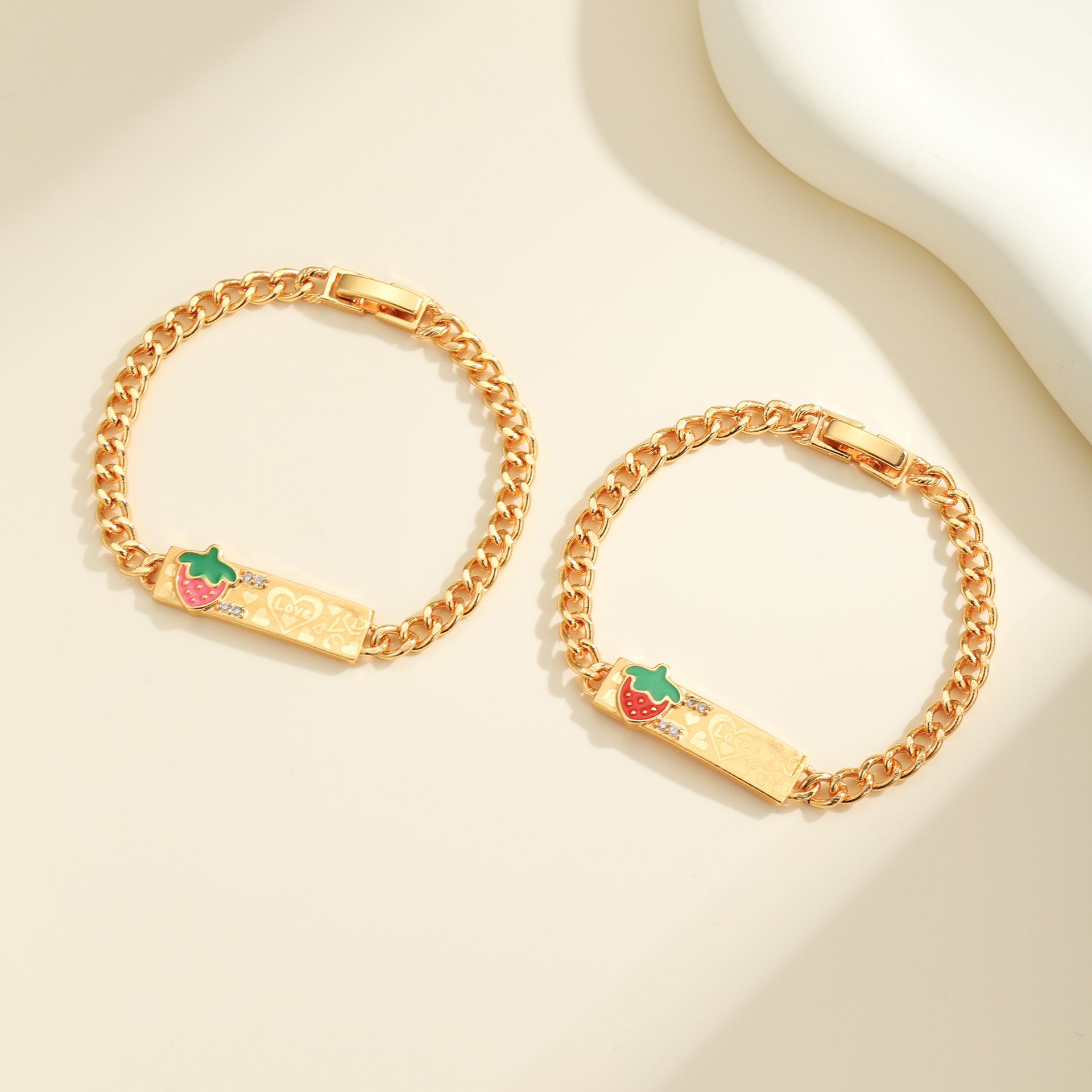 Moda transfronteriza Cuba Chain Joyas nicho de diseño de brazalete de fresa de placa larga chapado en oro exquisita pulsera retro mujer