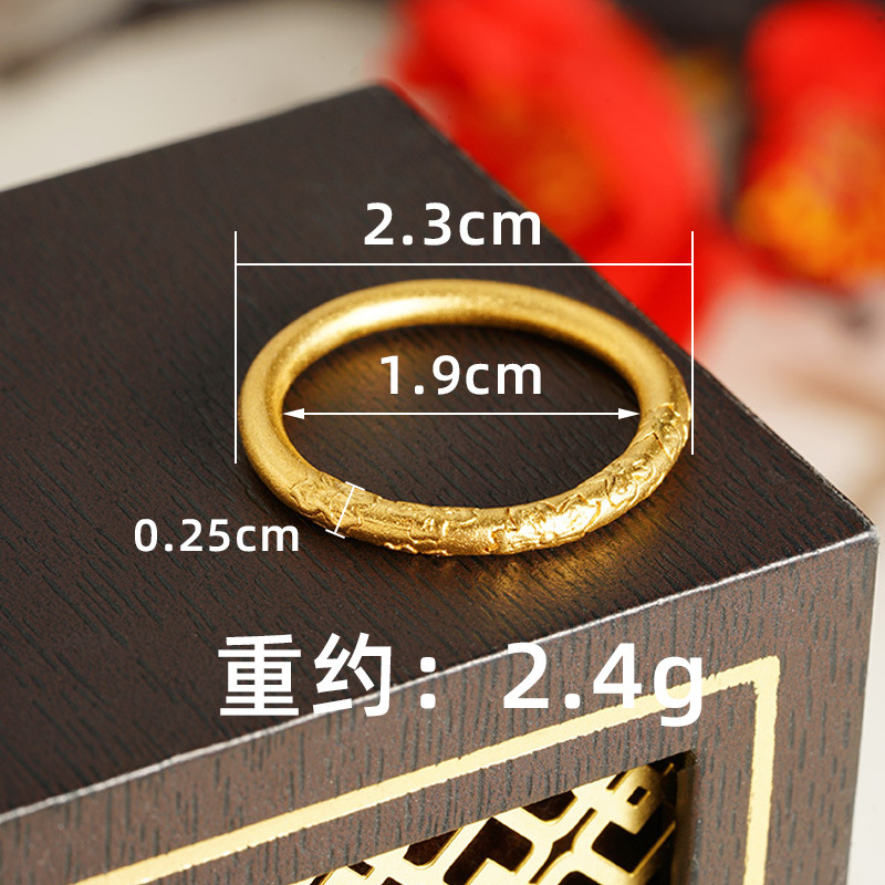 J23531 anillo liso tallado en oro de arena - 23 mm