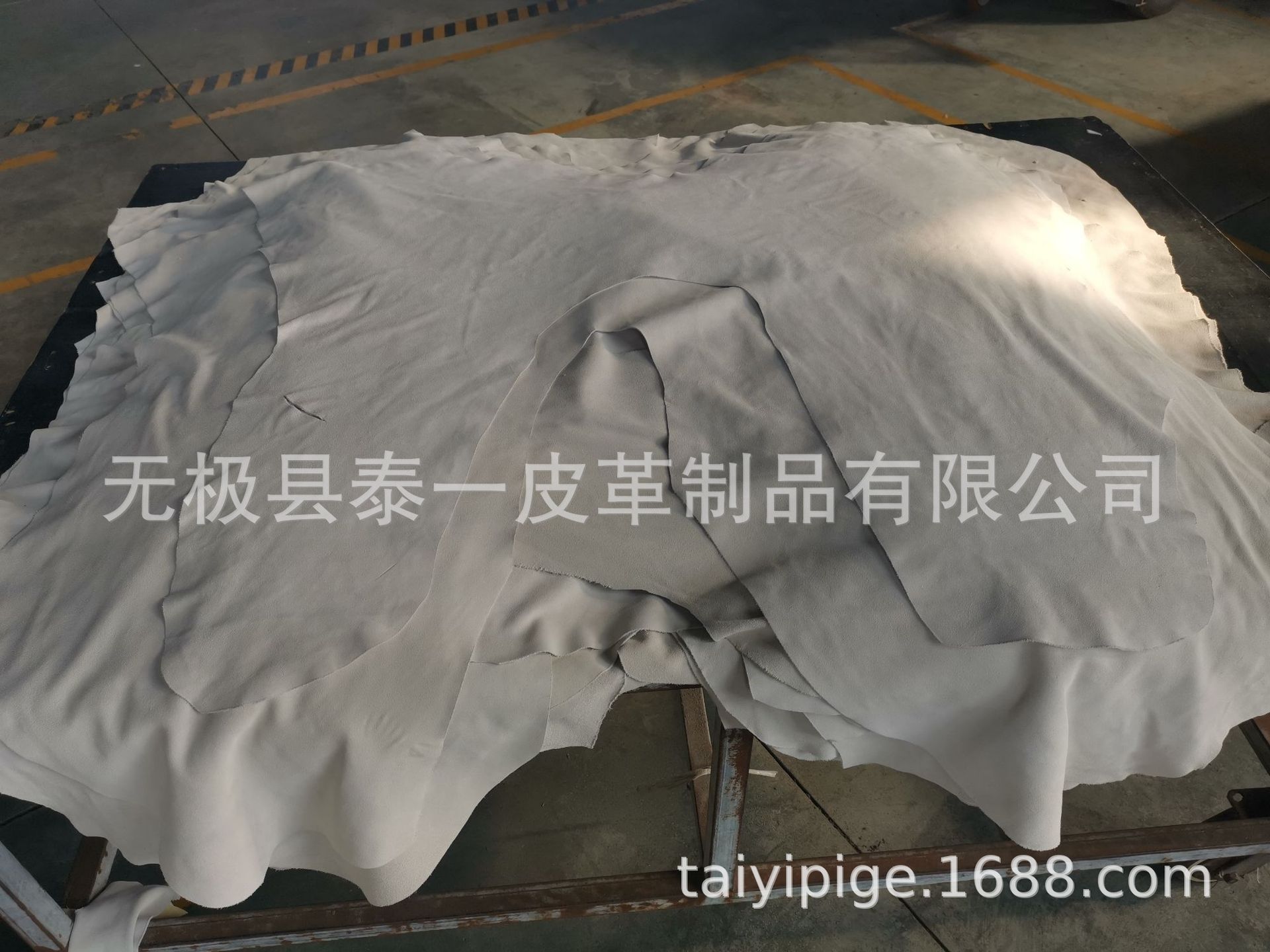 白色小张牛皮反绒皮、绒面皮、翻毛皮，厚度1.2-1.4、1.3-1.5