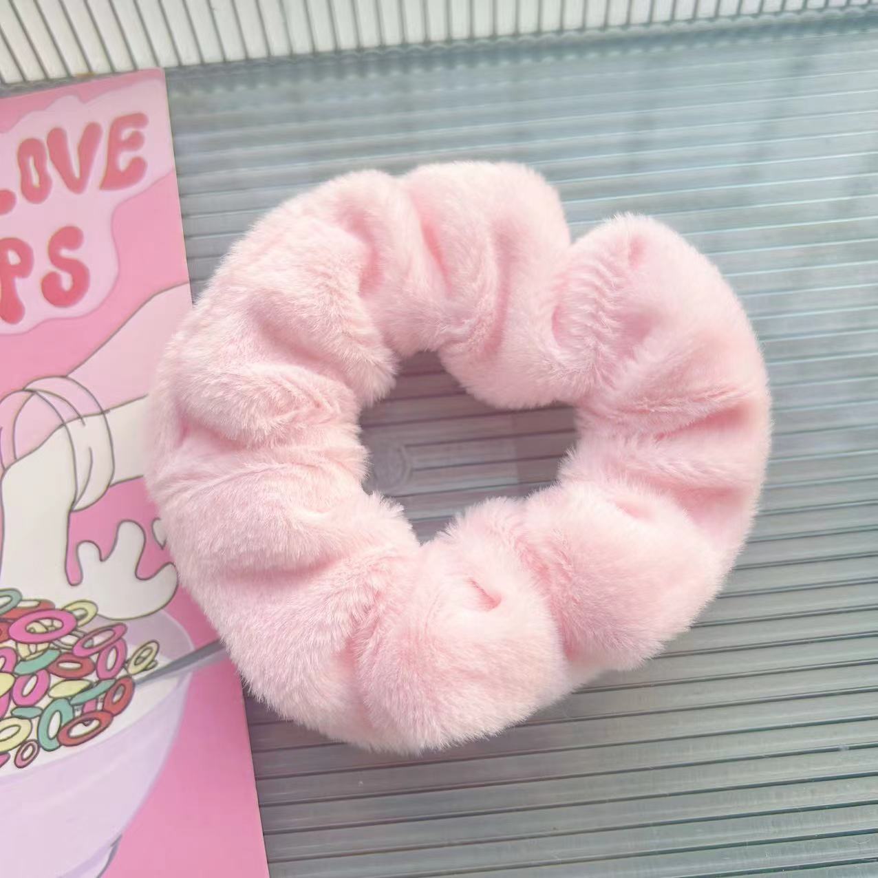 Otoño y invierno simple de color sólido de peluche collar de intestino elástico cabello de la cabeza de la niña detrás del anillo de cabello de la cabeza