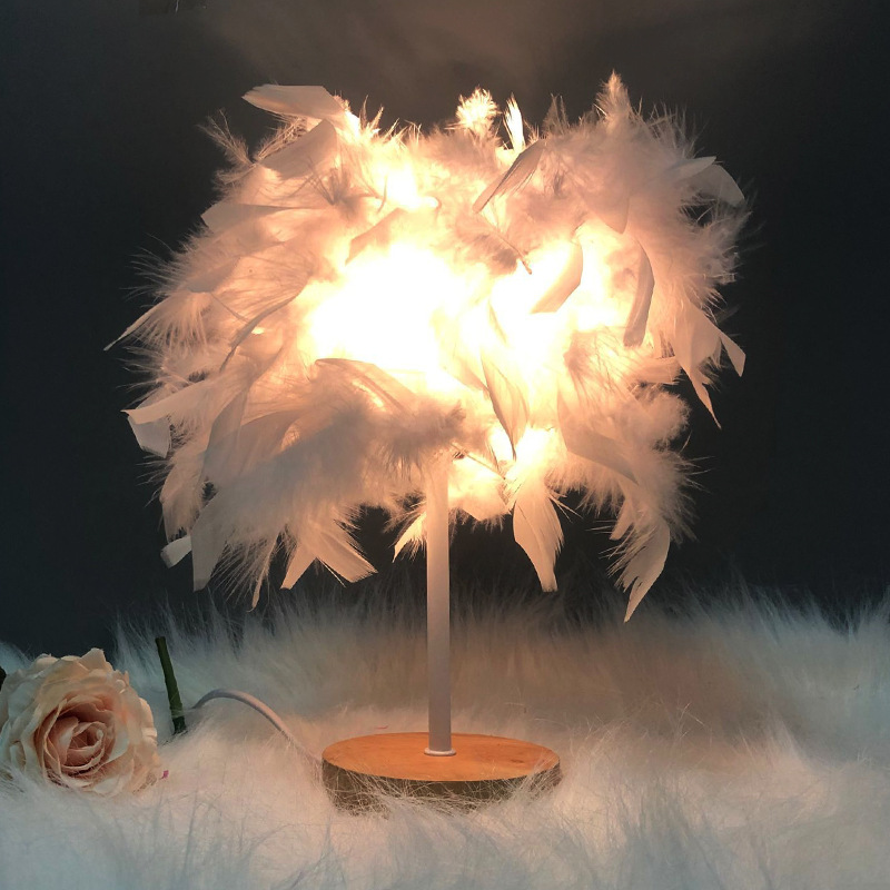 Lámpara de mesa nórdica creativa Lámpara de plumas de lujo ligero de alta gama Decoración de la sala de bodas Red ins Corazón de niña Lámpara de noche de dormitorio