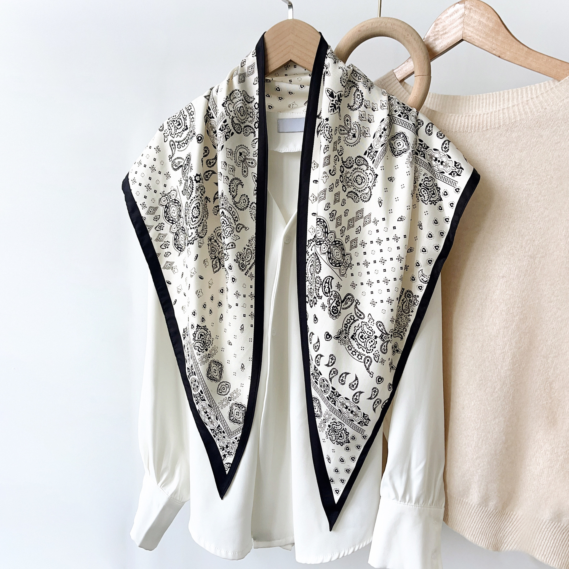 Versión coreana del pañuelo de seda triangular con estampado de anacardo para mujer, ambiente de verano, usar pañuelo en la cabeza, accesorios de banda para el cabello de moda de seda artificial