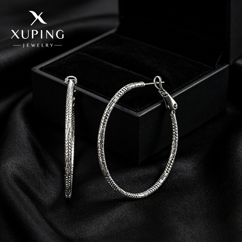 Xuping estilo minimalista estilo de estilo de estilo geométrico círculo auricular aleación de cobre chapado blanco verano exagerado temperamento auriculares para mujeres