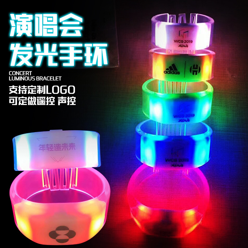 Pulsera luminosa de control remoto, tema del festival de música de control de campo de concierto, pulsera luminosa personalizada de 15 colores, pulsera intermitente