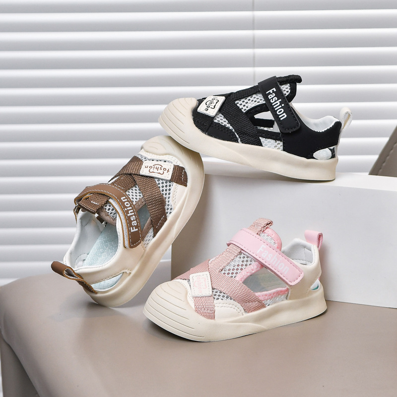 2025 zapatos de red de verano nuevas sandalias para niños de fondo suave Baotou protección para pies hombres y mujeres zapatos para bebés zapatos de marco versión coreana