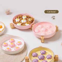 ゆっくり食べます。猫がむせないようにします。ペットの犬の碗を食べます。