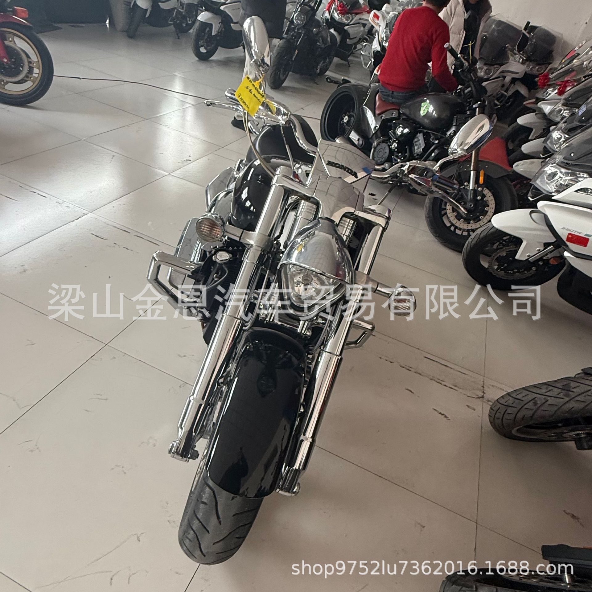 Manufacturer Exports 4*2 Cargo Transport Vehicles, 360-Horsepower Dump Trucks, and Motorcycles That Are Flexible, Sturdy, and Durable