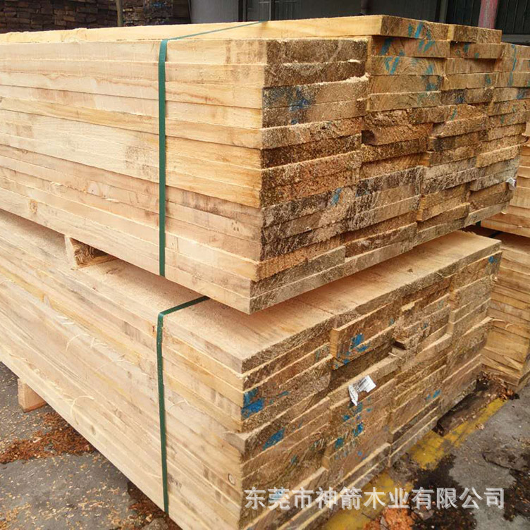 建筑木方原材开料材质新鲜不开裂不变形材质紧韧使用次数多